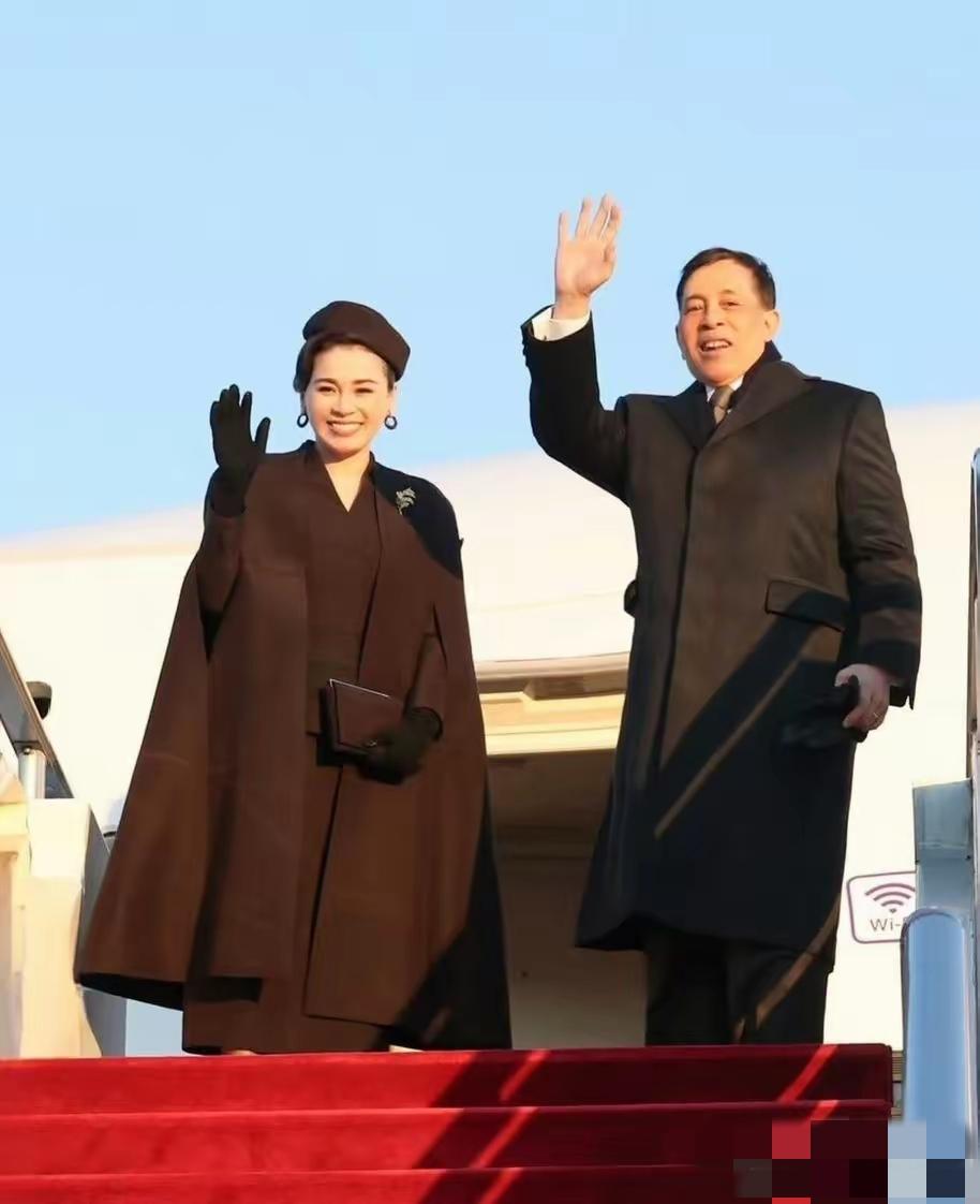 泰国王和王后回家了，他们夫妻登上回泰国的飞机，挥手告别，笑得很是开心！这一次泰国