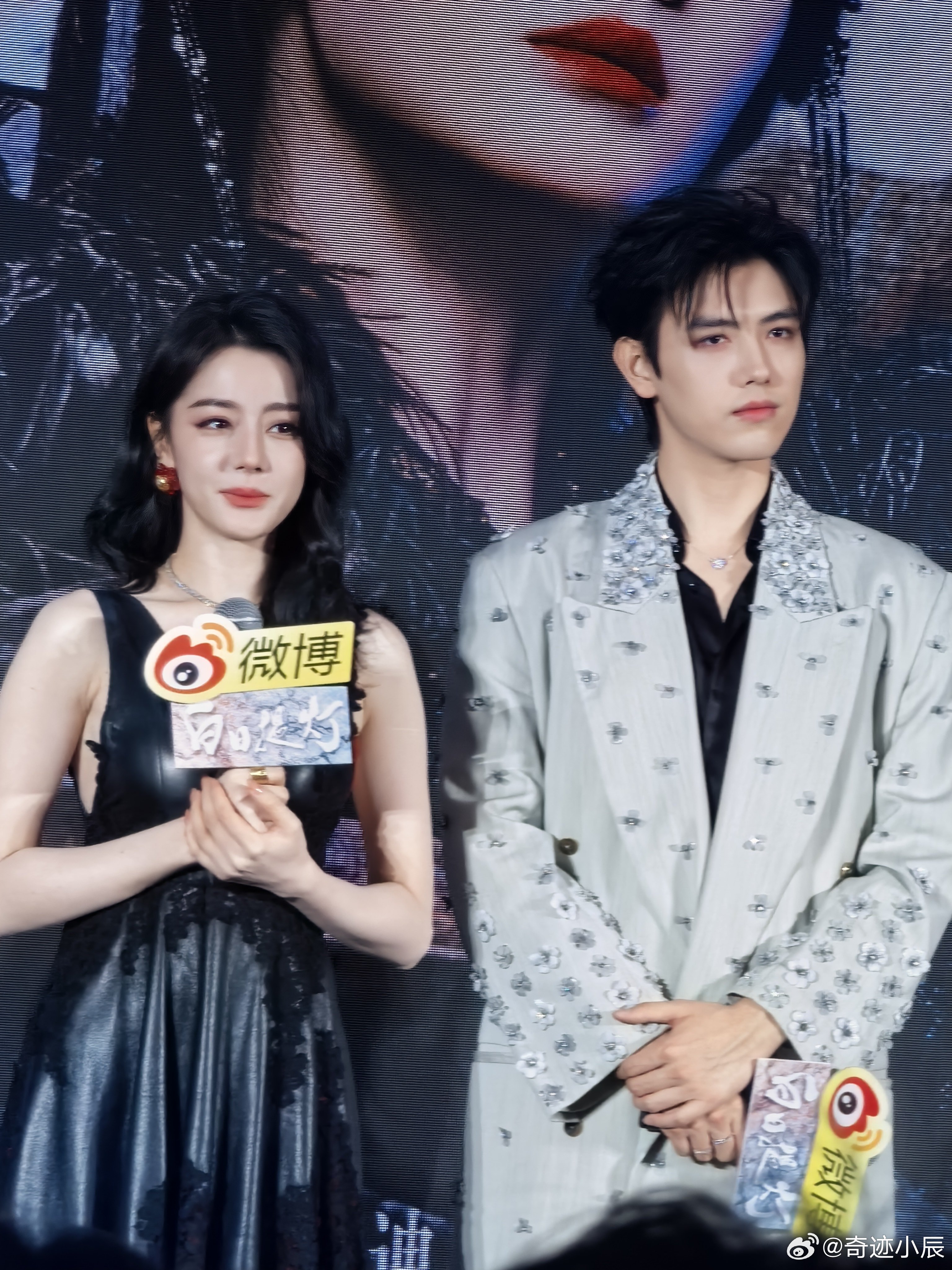 陈飞宇帮迪丽热巴戴脸链 陈飞宇帮迪丽热巴戴脸链也太苏了！近距离互动氛围感拉满，朦