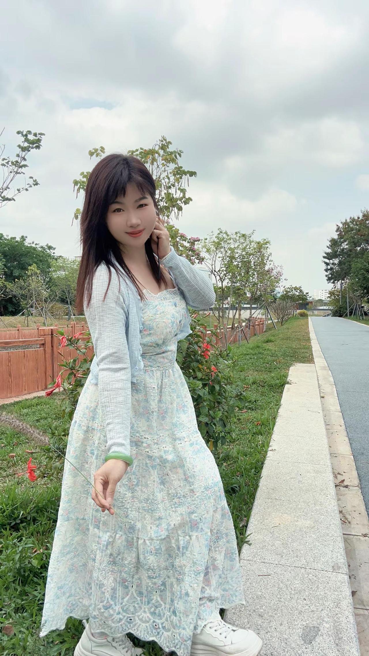 月亮今天不营业，托我告诉你：“早点睡，梦里有我给你留的星星糖哦。”甜妹穿搭随意拍