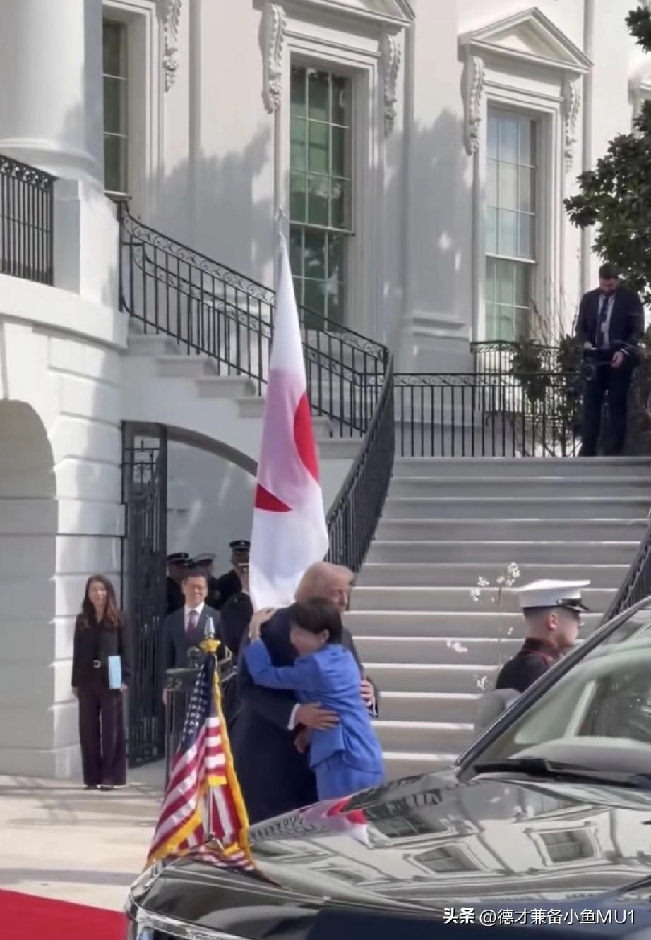 一大清早，特朗普在白宫门口迎接日本首相高市早苗。当车门缓缓开启，高市早苗再也按捺