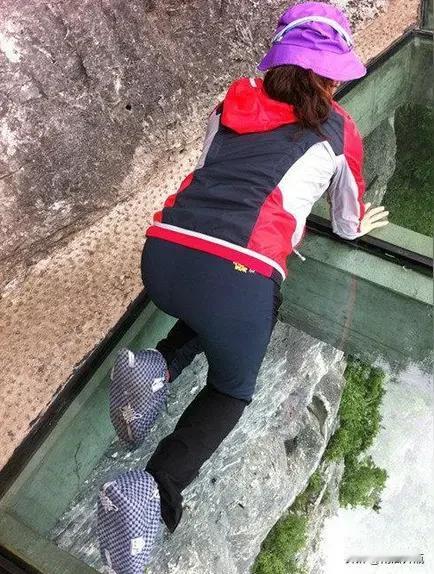 人走玻璃栈道，大多数会恐高；然而人在飞机上，透过舷窗往下看，山川河流，云海之上，