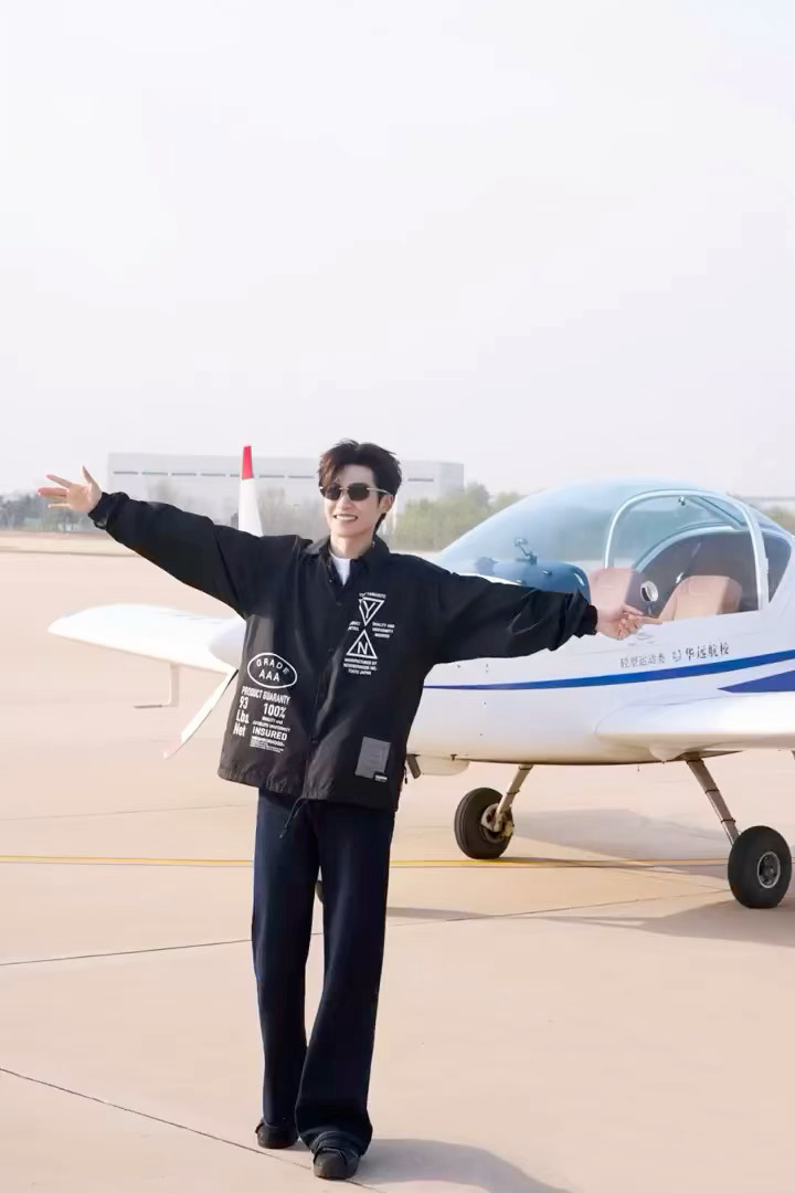 梓渝一日飞行员体验被梓渝全方位圈粉，趣体验样样出彩，温柔帅气还全能！明天就能看飞
