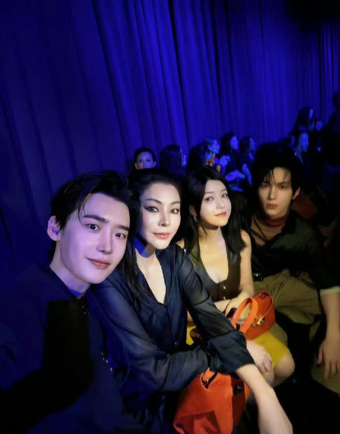 中韩泰明星秀场梦幻同框，颜值气场双在线！

1. 同框背景：陈妍希、李钟硕、余承