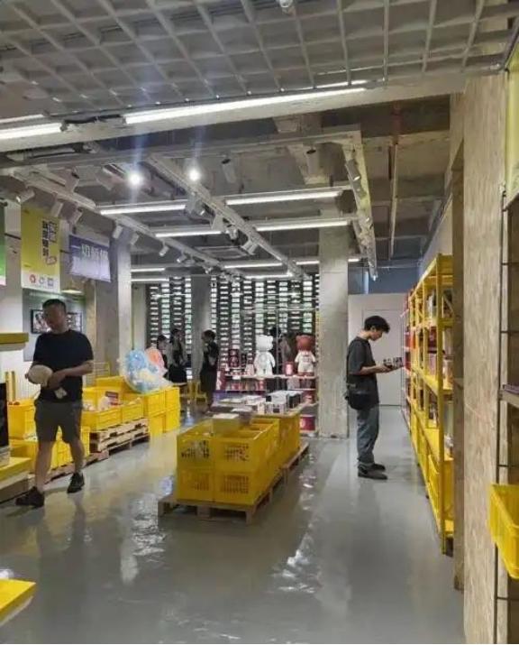 为什么唯独在我们中国，电商彻底干趴了实体店？这么说吧，同样的东西，网上卖300，