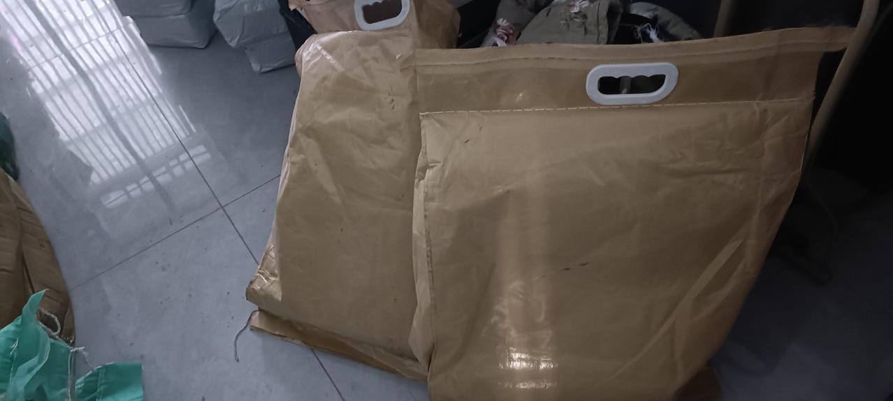 今天收到来自河北的热心网友@颠沛流离放过自己66 寄来的24斤猫粮和若干赠品。这