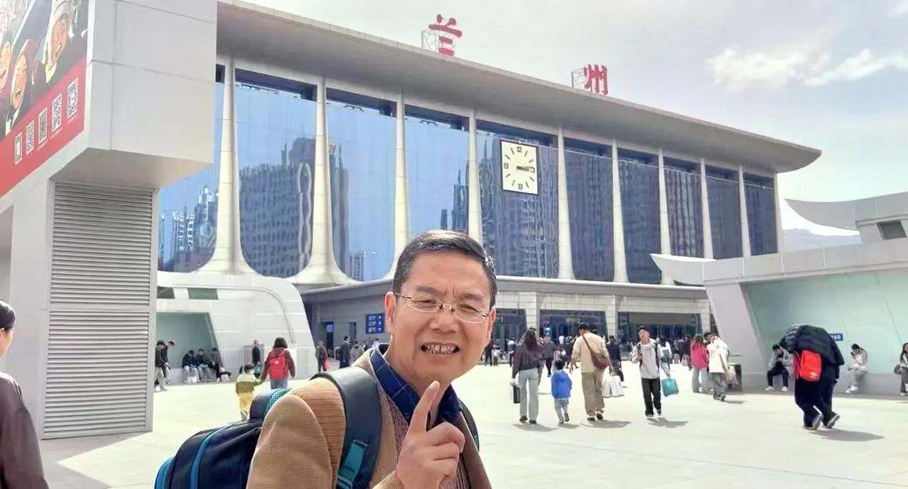 清明假期回兰州老家呆了七八天，今天又背上行囊赶火车了。这次不是去自驾游，而是要去