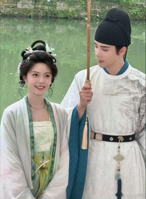一念江南官配大事很妙 赵今麦今麦郎上新人了，这次是王安宇💫！等公交时看到官宣直