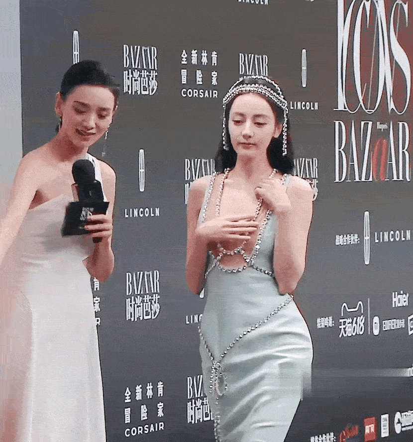 每次都穿着暴露，然后捂胸，不知道你图啥？下次包裹严实一点吧！[捂脸]
