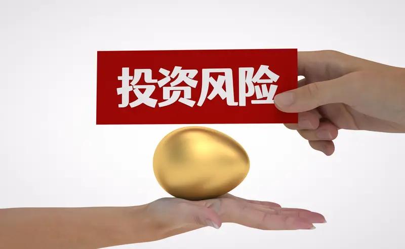 A股市场投资策略得跟着形势变。以前很多散户追涨杀跌、频繁换股，结果总亏损还怪市场