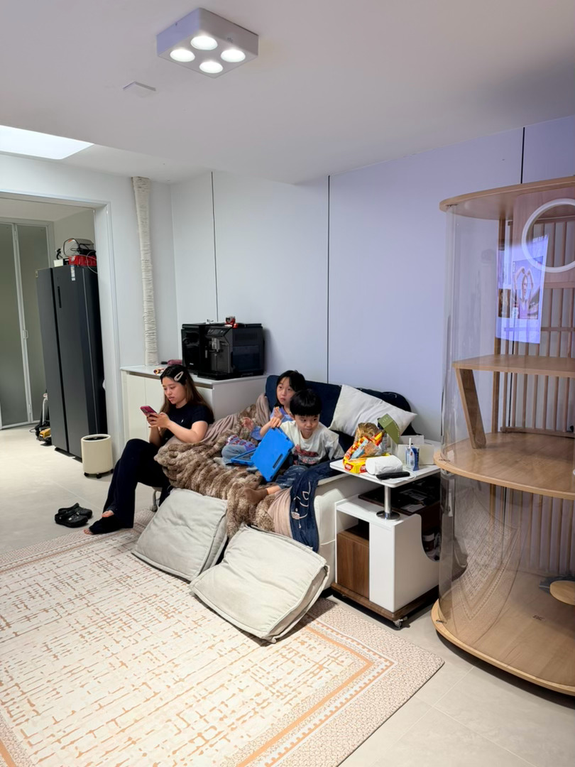 今晚晚姐跟我说：“妈妈我牙刷杯子掉到马桶里去了是我弟弟给我拿出来然后又给我洗了的