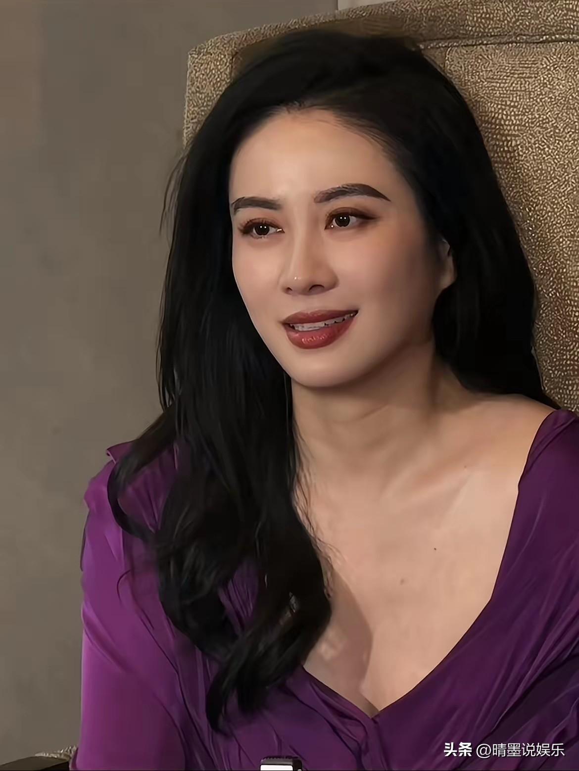 果真是红气养人啊！
叶璇最近发布的动态着紫色深V礼服、披乌黑大波浪秀发妩媚动人，