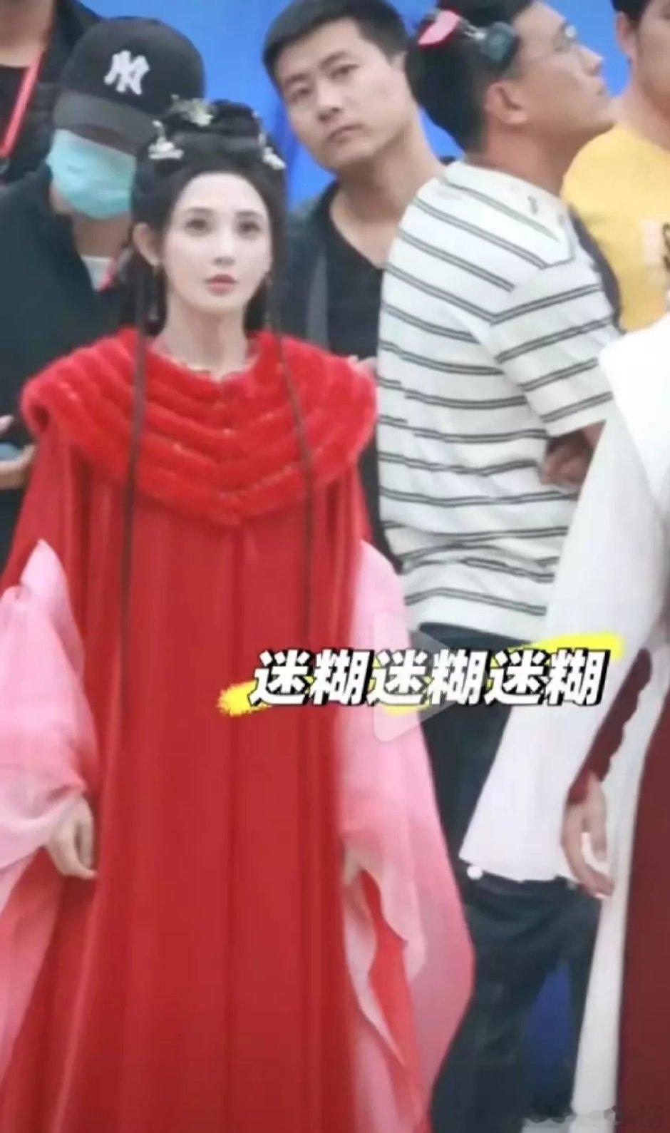 黄微的奇装异服真不少，珊瑚绒成精了 ​​​