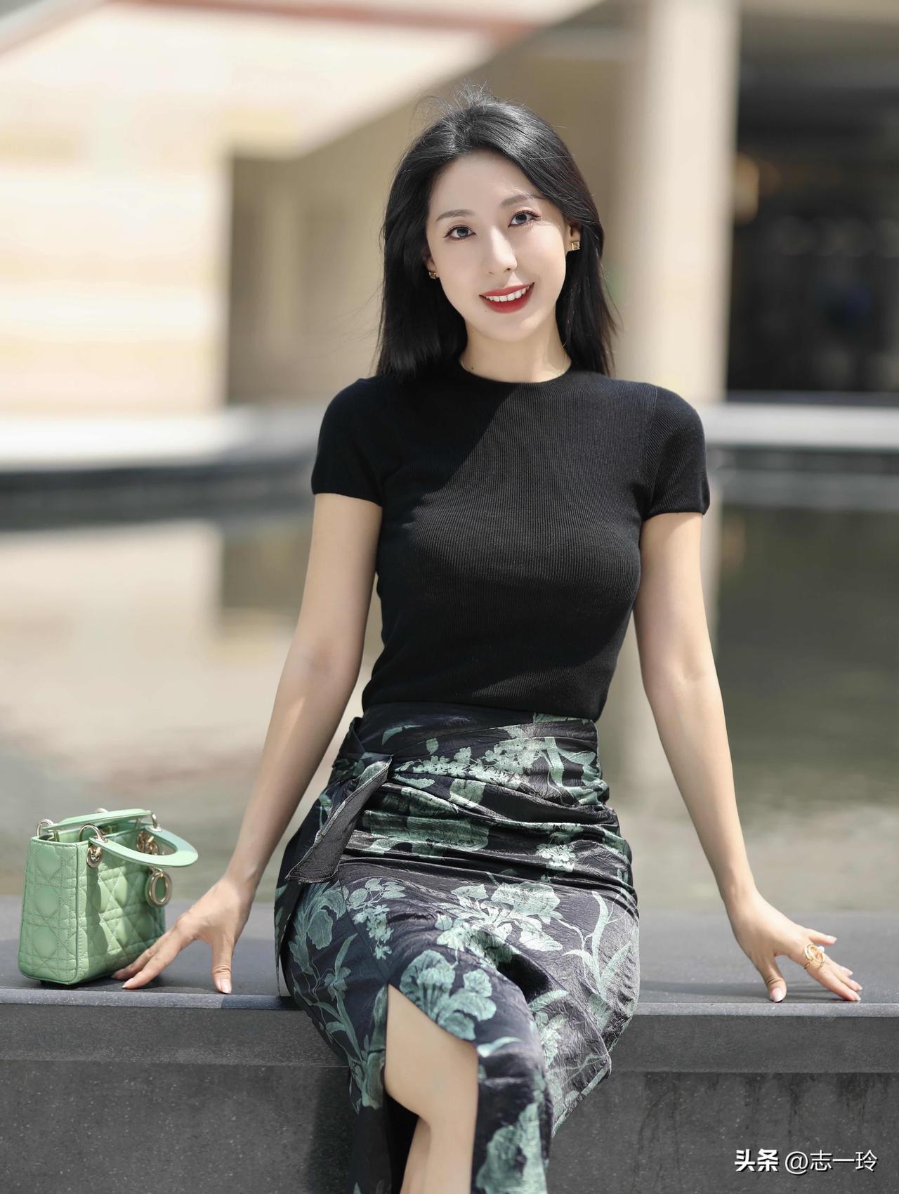 都市时尚少女，绿包搭配黑衣，优雅动人！