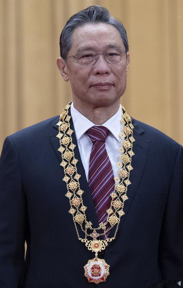 请您停留一秒钟，给这位呼吸病学学家，中国工程院院士，致敬🙏🙏 ​​​