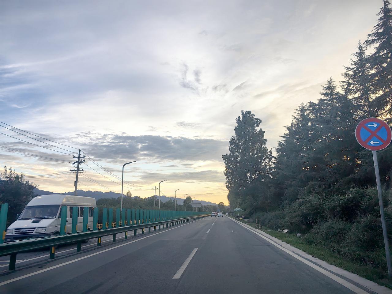 我在西安环山旅游路上拍到的美丽晚霞

前天傍晚，一场大雨之后，我驾车从长安王莽回