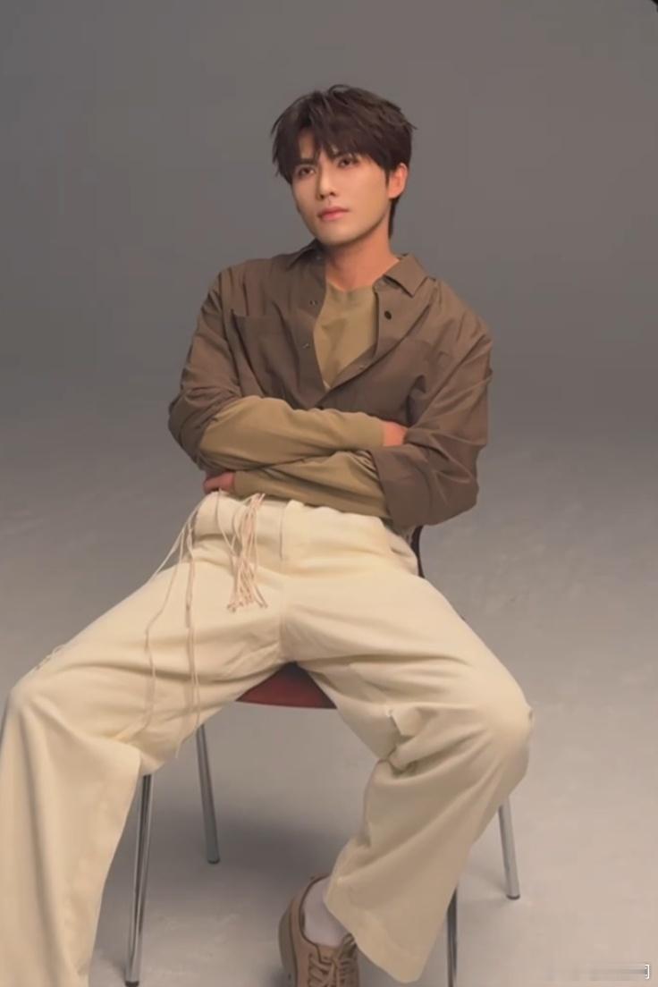 #李耕耘初秋美拉德造型##李耕耘一帧一张照片#李耕耘以美拉德造型开启初秋之旅，他