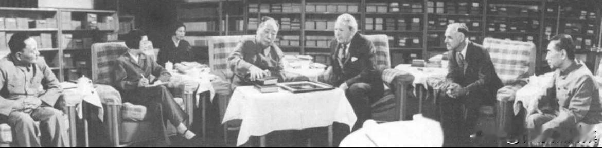 1974年5月25日下午5时25分，毛泽东主席、周恩来总理会见英国前首相爱德华·