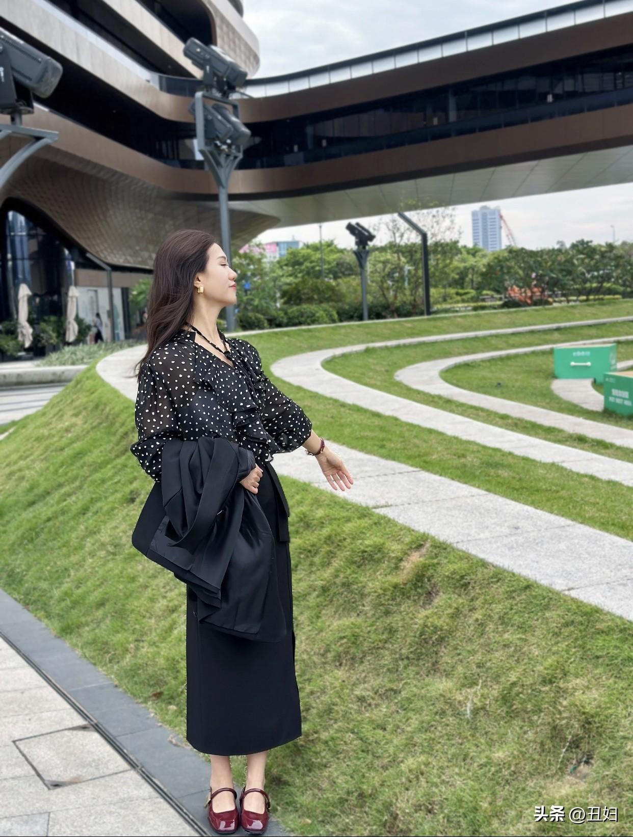 什么样的女性才叫有气质?气质独特。举止也要从容，热爱阅读是提升气质途径。有气质的