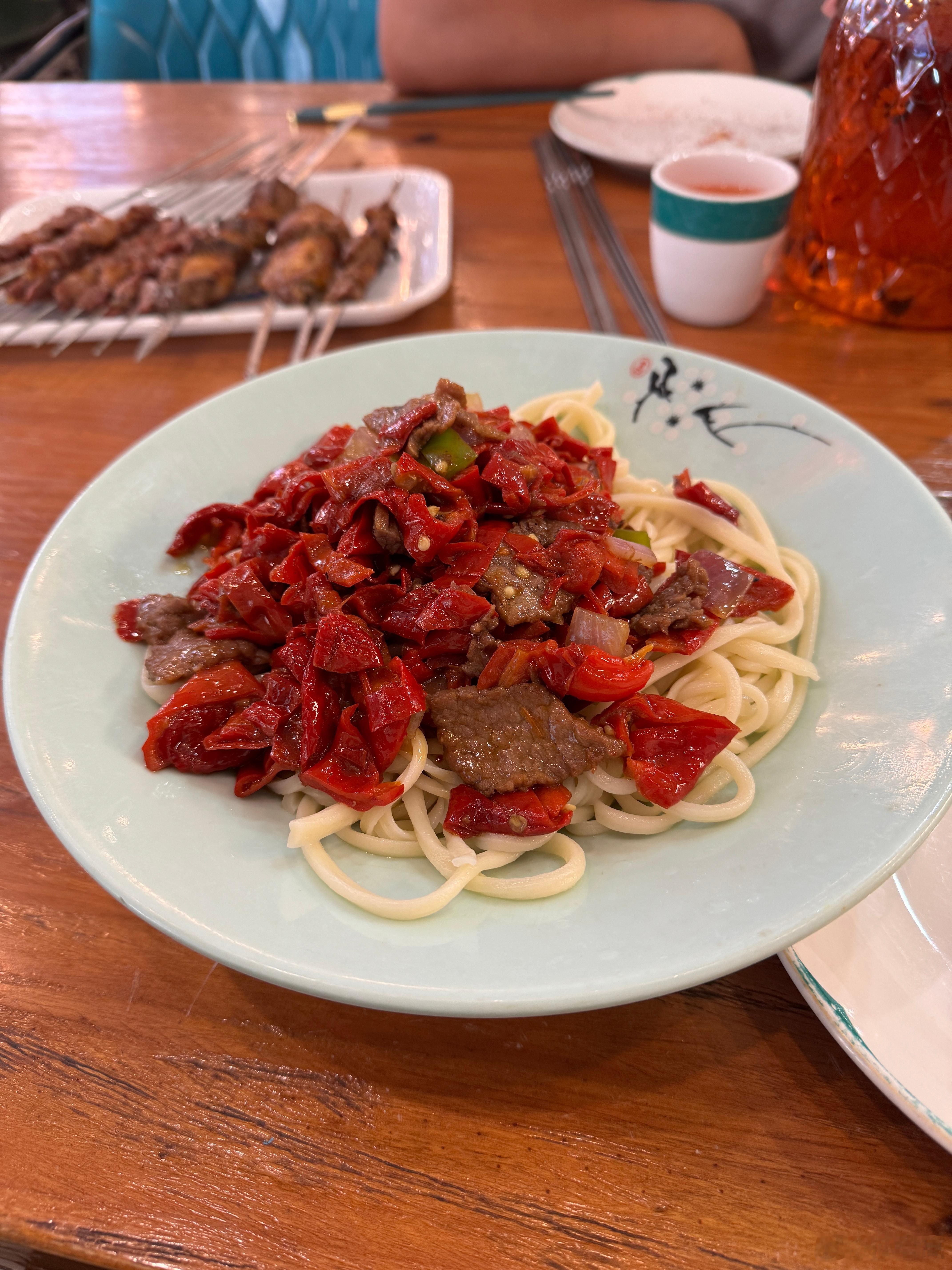这一大碗过油肉面吃下去，午休时间起码要多睡一个小时了[允悲] ​​​
