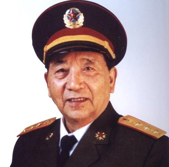 1953年北京英模报告会后台，39岁的志愿军第15军军长秦基伟一身戎装，遇见了2