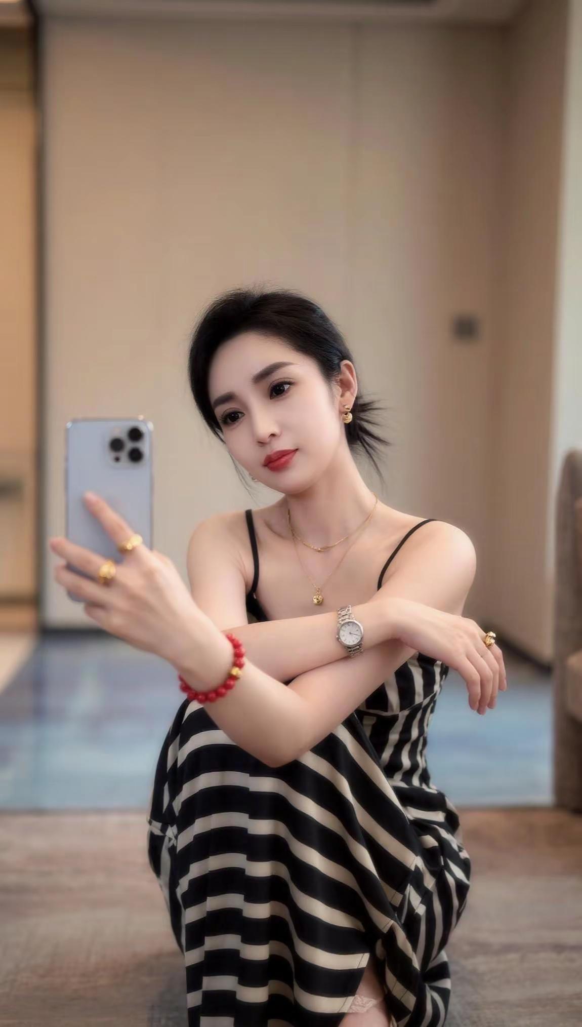 幸福不是长得漂亮，而是活得漂亮。所以不必纠结于长得不够美不够吸引人，关键要先学会