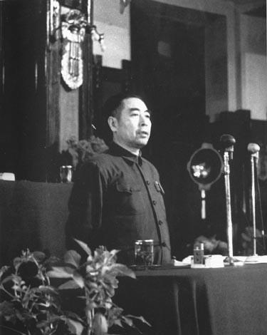 1953年，周恩来在一次报告会中发了火：“这简直不像解放了的新中国人民的代表！”