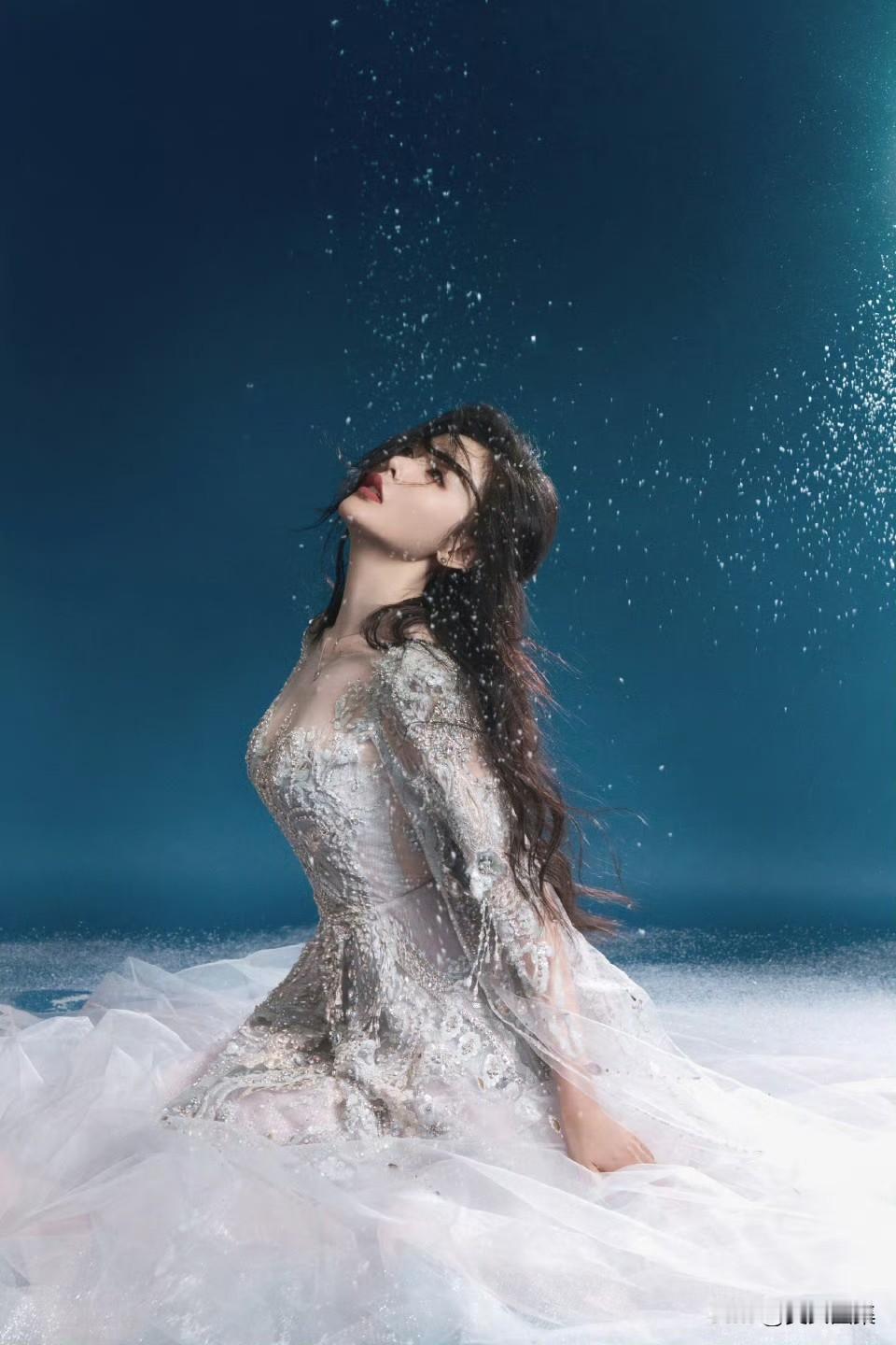 张天爱，白色蕾丝纱裙，浪漫迷人的格调。张天爱身着一袭白色蕾丝纱裙，温柔邂逅极致浪