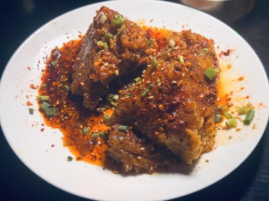 端午节吃粽子，作为陕西人，最传统的吃法当然是浇上油泼辣子了😋