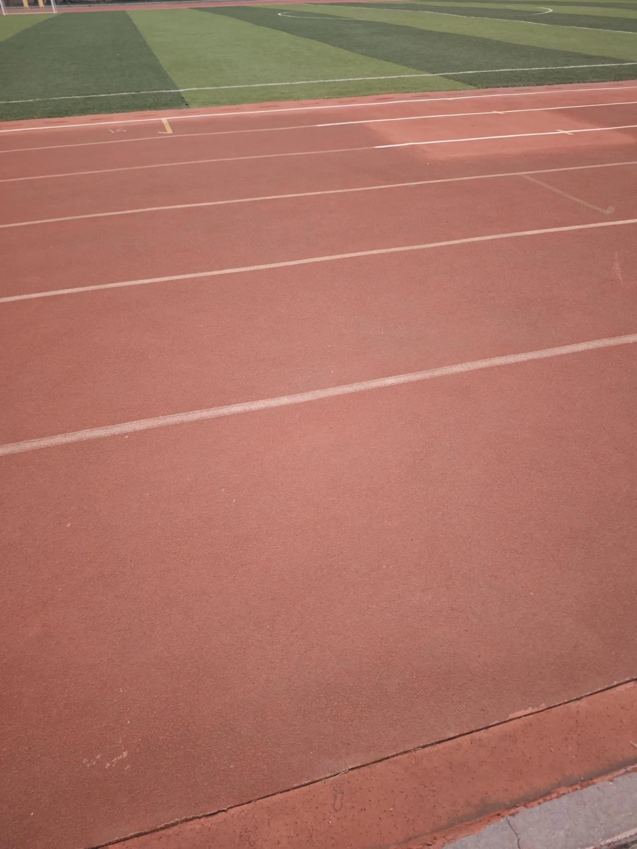 一场活生生的运动会，就这么被一场秋雨浇跑了！
零食都买好了，却被告知要继续上课啦