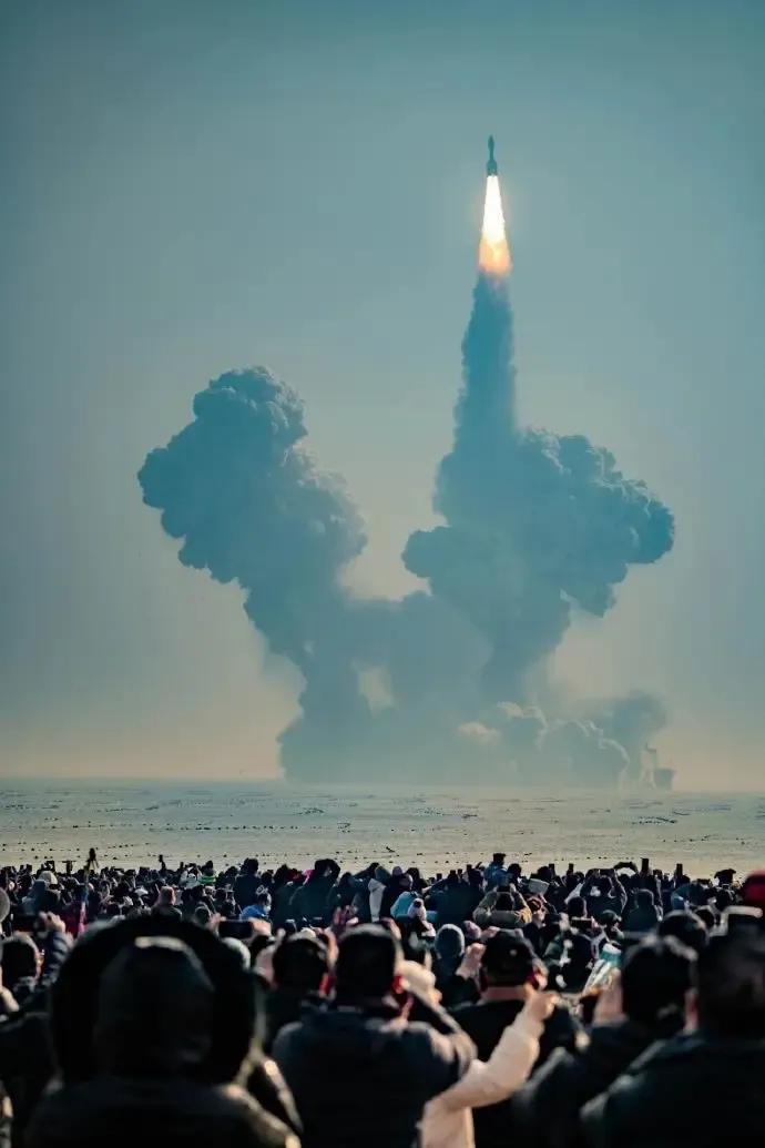 “引力一号”发射成功了！下午13时30分在山东海阳以南海域发射成功。起飞推力60