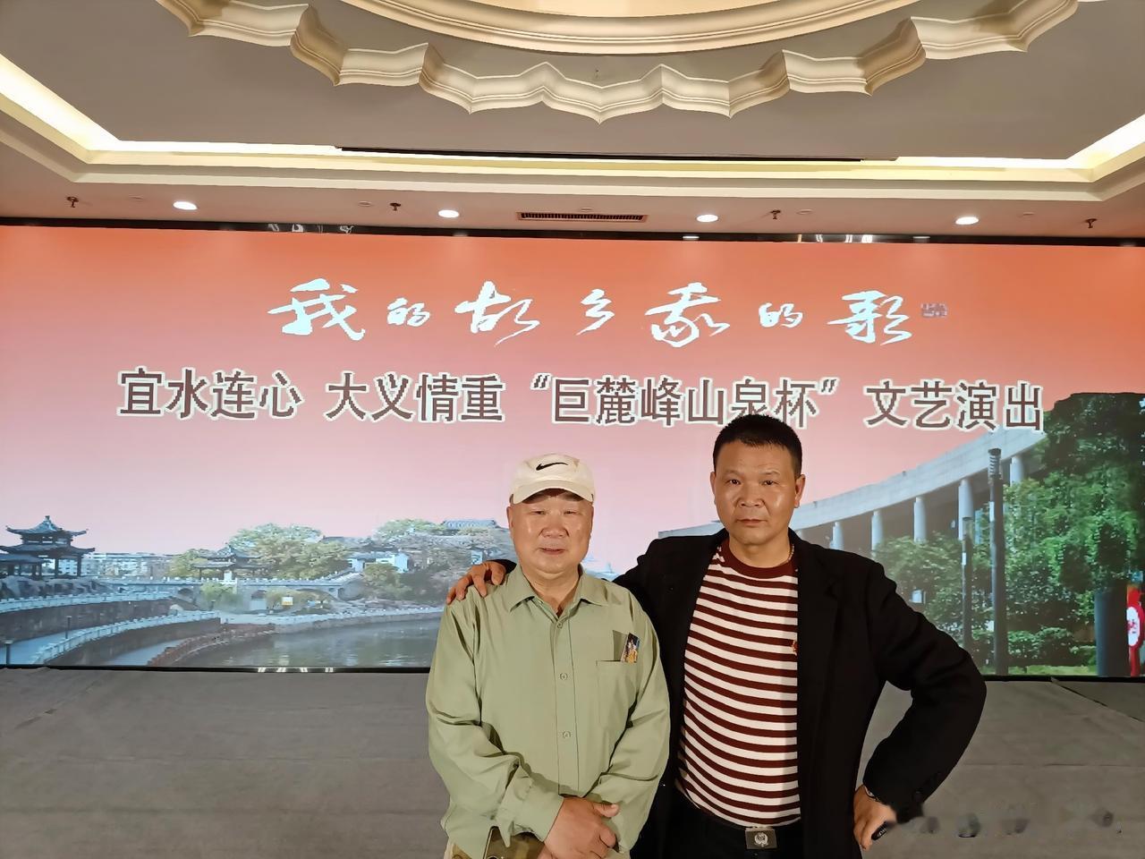 书画怎与摄影相背？
书画与摄影同是艺术，书画在坚守传统，摄影在科技进步。
说来也