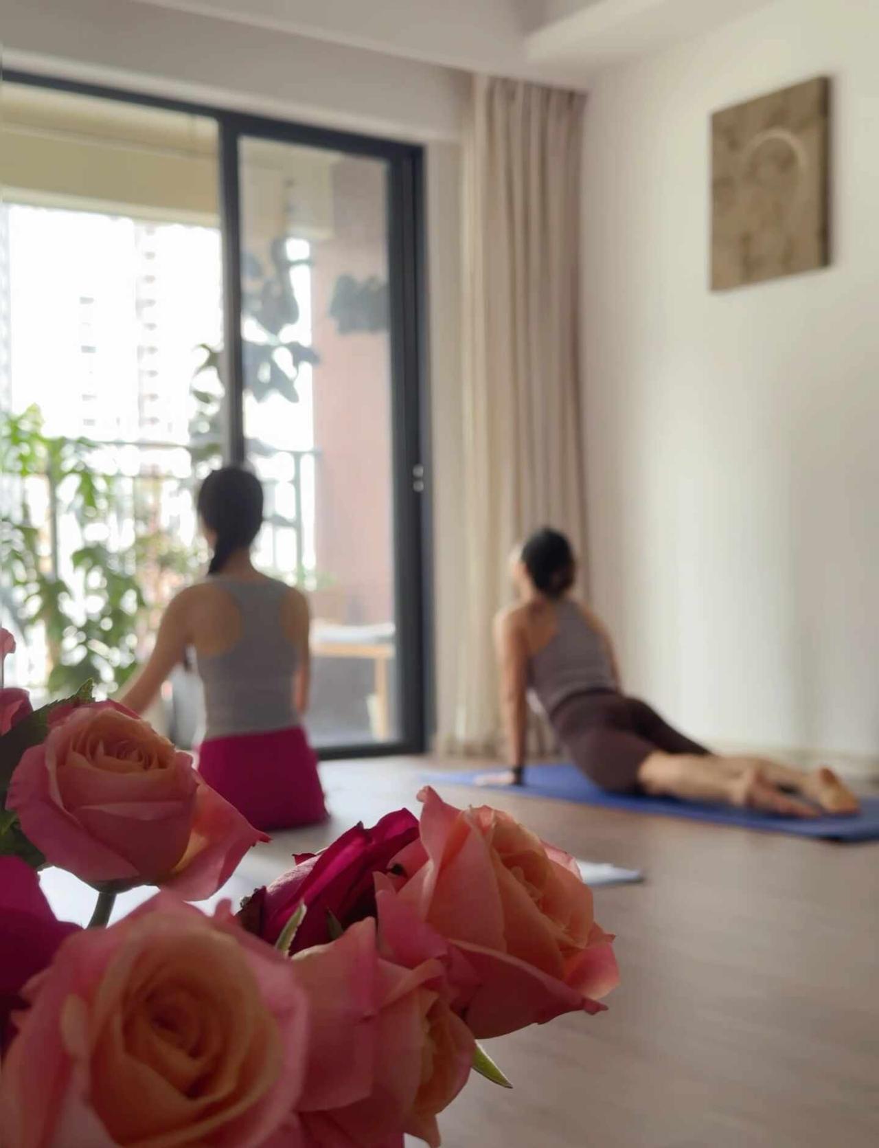 呼吸似亲近美好之物
鼻子轻轻吸轻轻呼
像闻花香一样🌸
	
练习你会开心 会愉悦