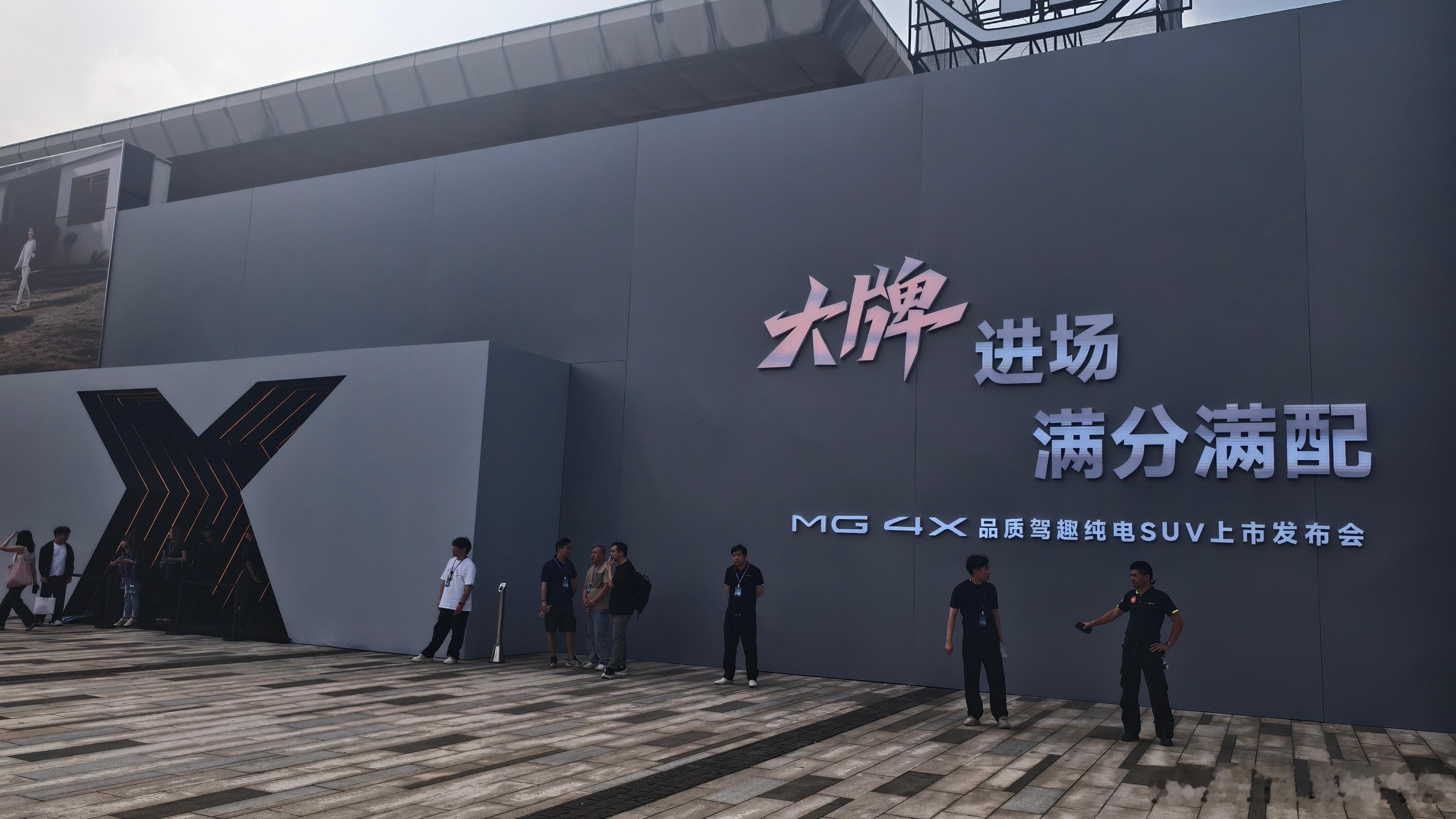 10万级最好开的SUV应该MG 4X绝对算是一号了，上市价格也很有惊喜，9.28