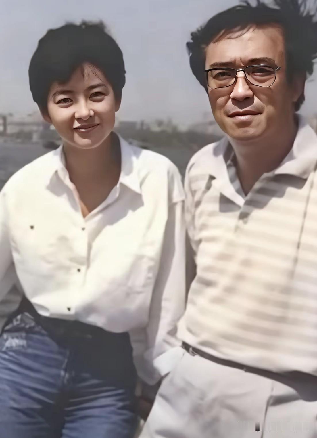 八十年代，林青霞与谢晋导演的珍贵合影。林青霞与谢晋实际交集极少，二人从未正式合作