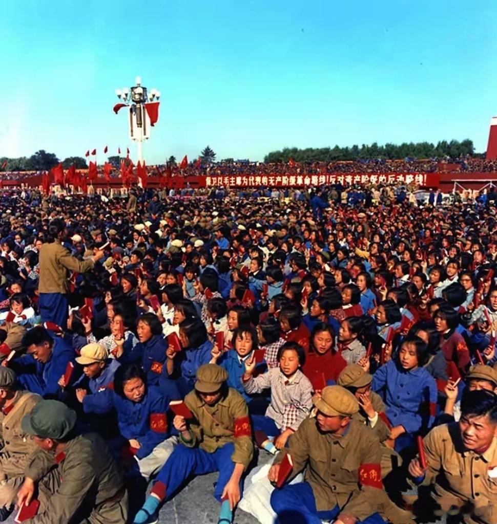 1966年，等待伟人接见的年轻人。[并不简单] 