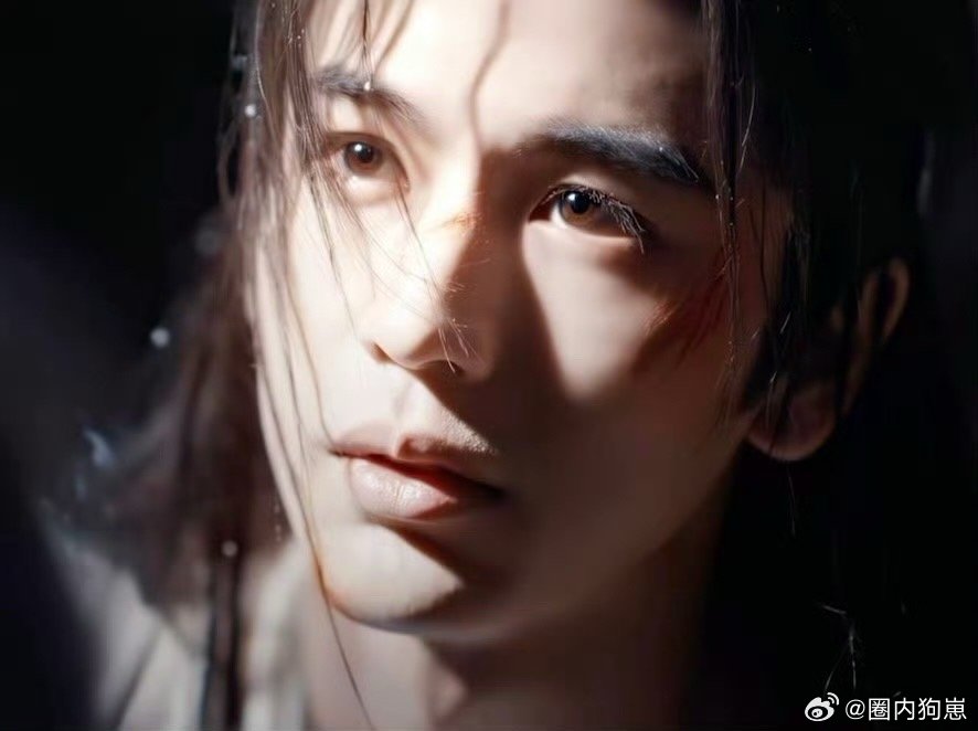 张凌赫人生战损镜头更新 新战损镜头氛围感拉满，血痕衬得清冷骨相更绝，眼神戏细腻到