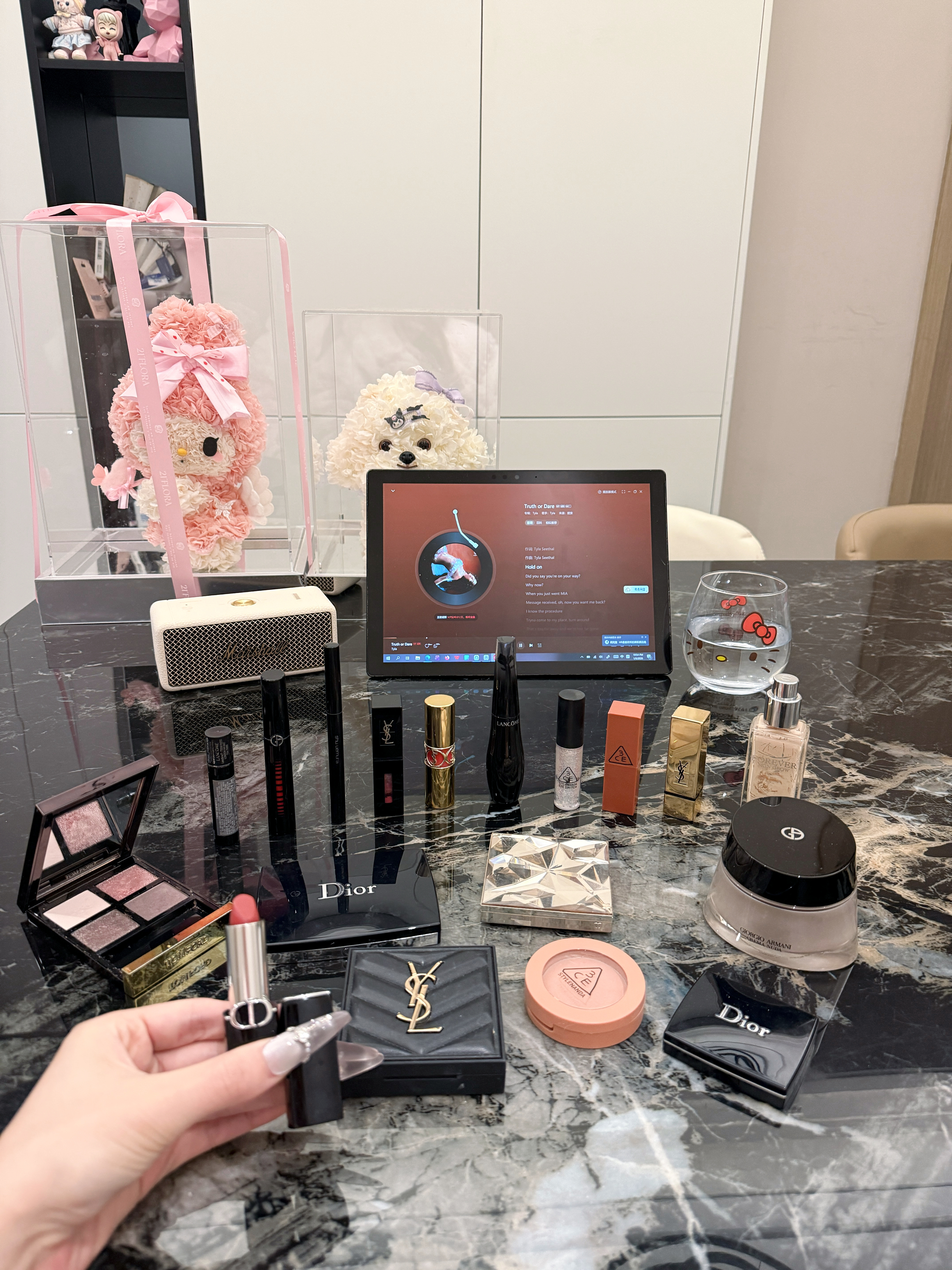 出一些彩妆香氛 有很多都没用过 全新的专柜半价不到出～能开验货宝的都开了还有很多