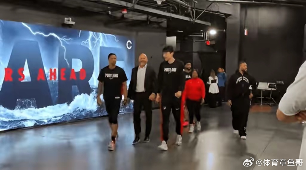 杨瀚森 昨日赛后，杨瀚森和开拓者总经理一起前往更衣室，全程英文交流无障碍，并无翻