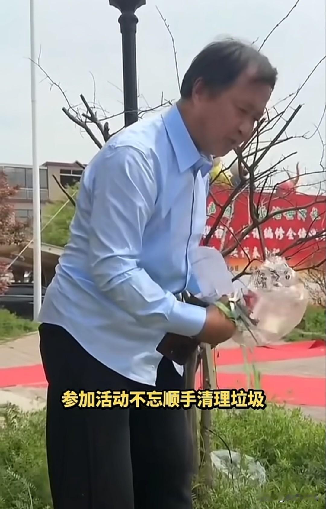 沈巍环保意识真不是嘴上说说！前几天去太和县参加张姓族谱修订活动，完事儿往回走路上