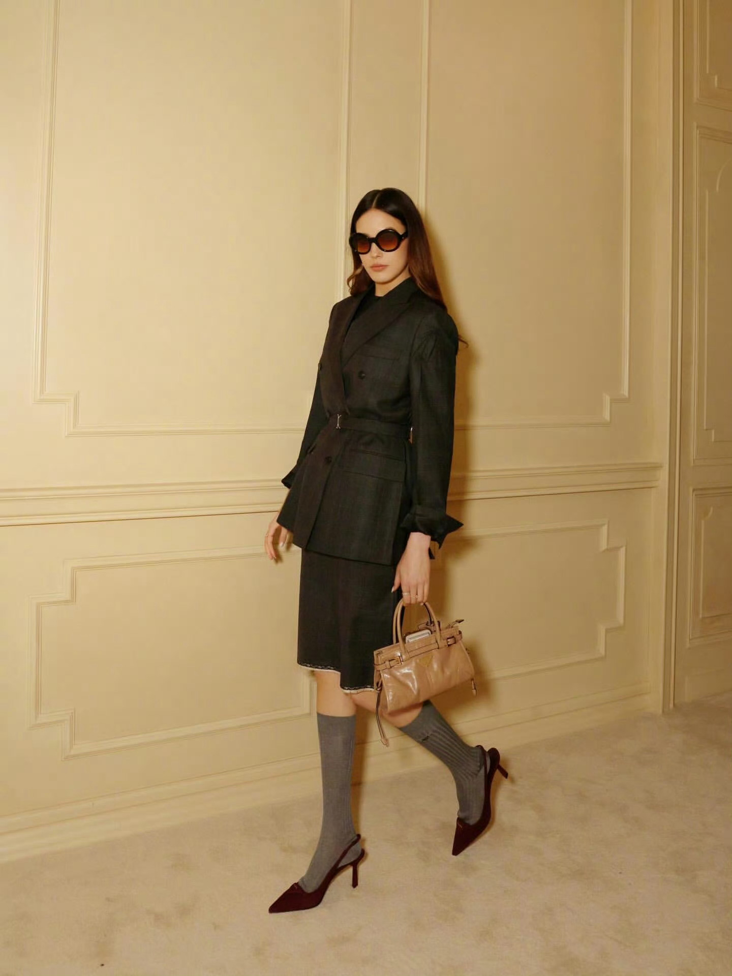 谷爱凌穿prada的女王 结束米兰奥运之旅的谷爱凌无缝衔接参加米兰时装周，从运动