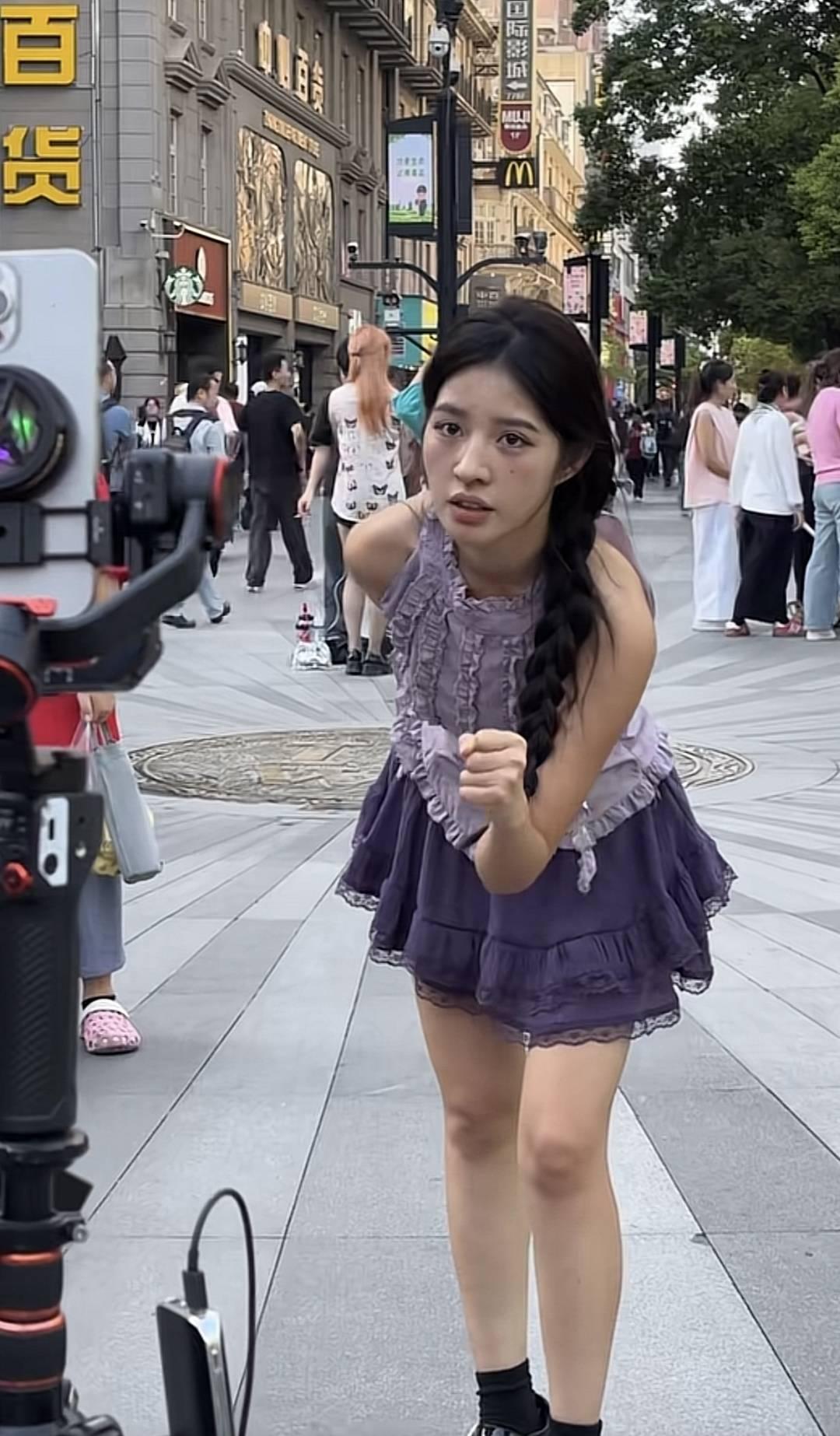 刷到阿梓的采访，心里五味杂陈，光鲜直播标签背后，是被逼到绝境才走的弯路，也是咬牙
