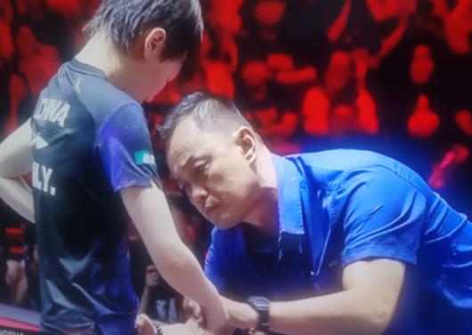 这可真是丢人丢到国际上了！
3月1日，WTT新加坡大满贯女单决赛，国乒队员孙颖莎