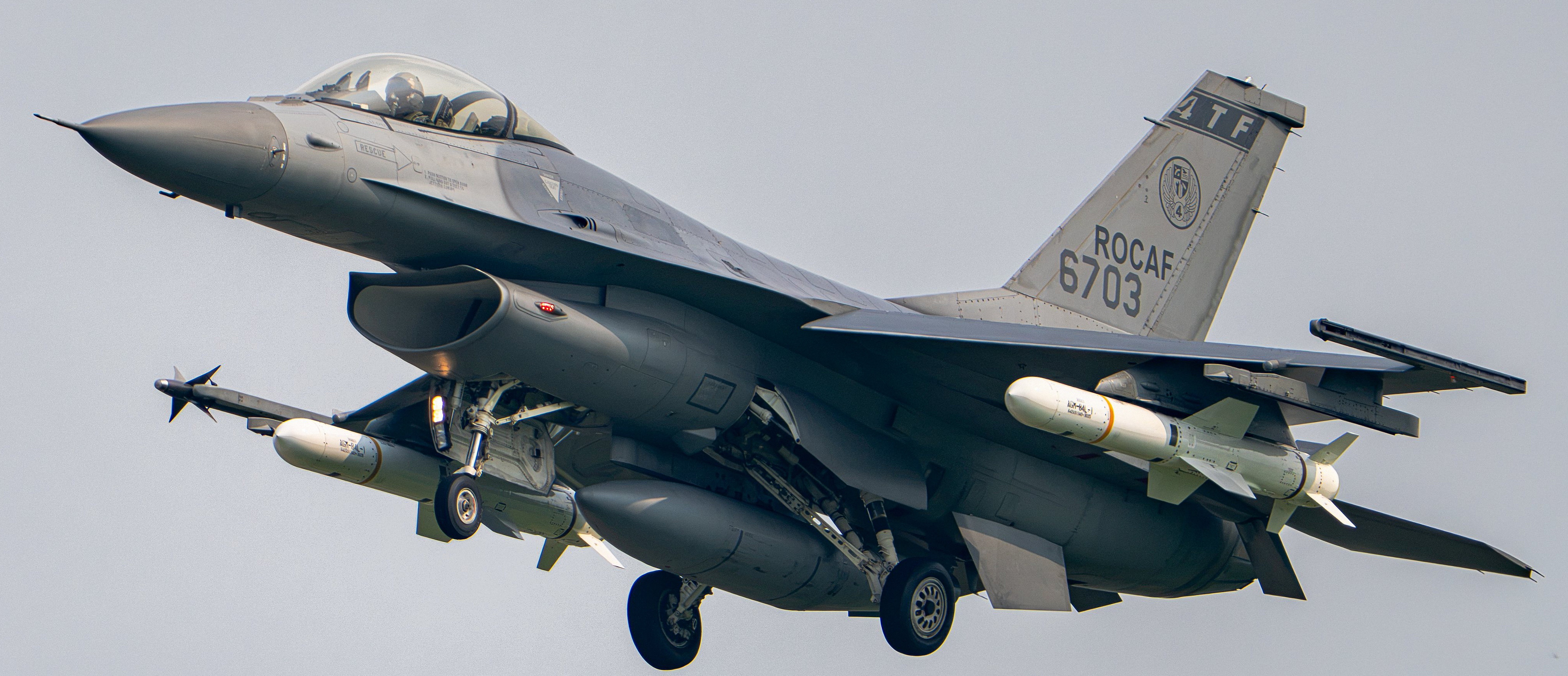 高分辨率图像 挂载AGM84L-1的台军F16[哆啦A梦吃惊]，来自X：​​​