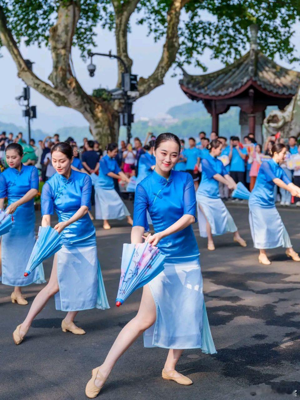 高考完沉寂的广场舞又回来了高考一结束，广场舞大妈们就憋不住了！沈阳直接搞出千人局