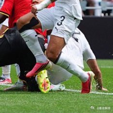 比利时首战被埃及1-1逼平，控球多但进攻效率低，先被 Ashour 破门，直到卢