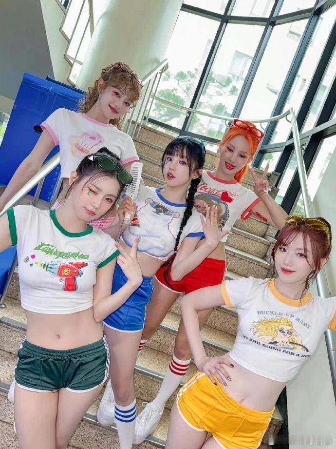 韩网热议，GIDLE打歌服越来越让人看不懂了，是很过时的风格…… 公司的cody