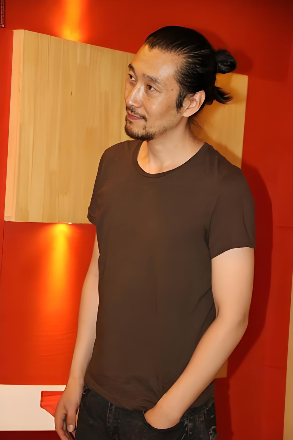 九十年代内地偶像派歌手，歌声温柔治愈。代表作家喻户晓，不少人的青春歌单里都有他的