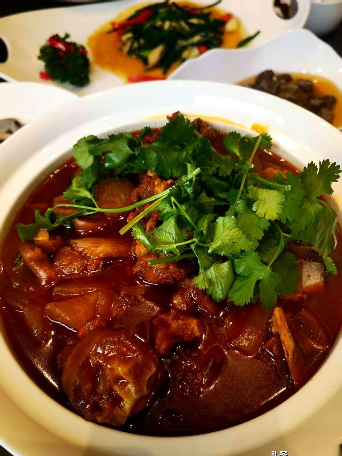 脑干出血8毫升。
医生跟校长说，奇迹这事儿，概率不大。这人，醒过来的可能性很小了