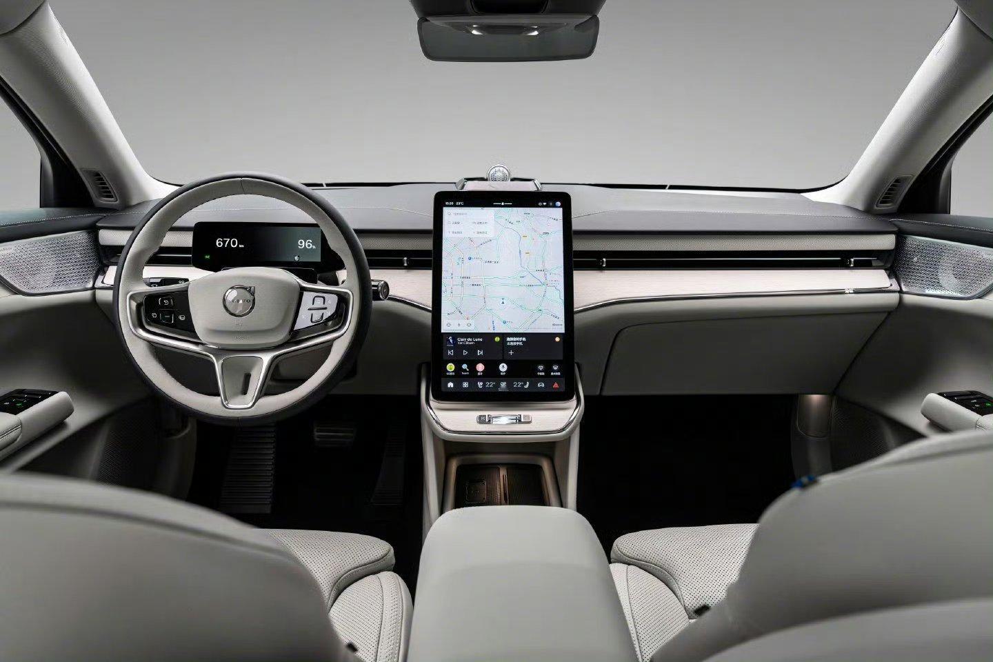 虽然我不喜欢欧洲原生窝窝竖屏内饰，不过方向盘设计的是真没毛病，比本土化的70强多