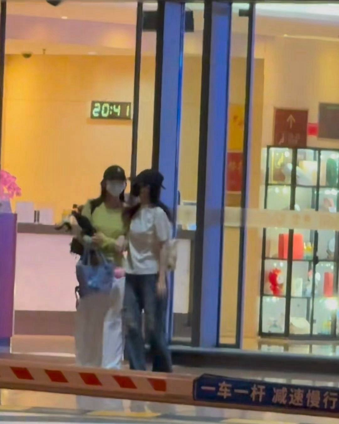 白梦妍：呵呵我们饭撒一下吧呵呵：准了 哈哈哈哈于是鹿茸们得了一顿香喷喷的宵夜